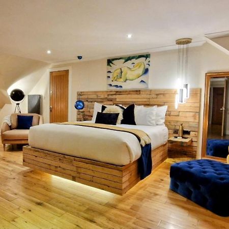 איירדריי The Sleeping Dog Room At The Grumpy Schnauzer Bnb Huge Room, Luxe Suite, Private Hot Tub, Breakfast, Gym, Games Room, Farm Stay, Amazing מראה חיצוני תמונה