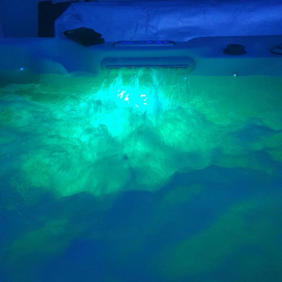 איירדריי The Sleeping Dog Room At The Grumpy Schnauzer Bnb Huge Room, Luxe Suite, Private Hot Tub, Breakfast, Gym, Games Room, Farm Stay, Amazing מראה חיצוני תמונה